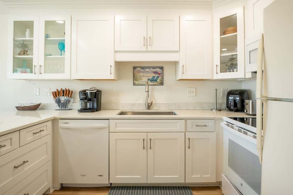 Bright and Clean Kitchen