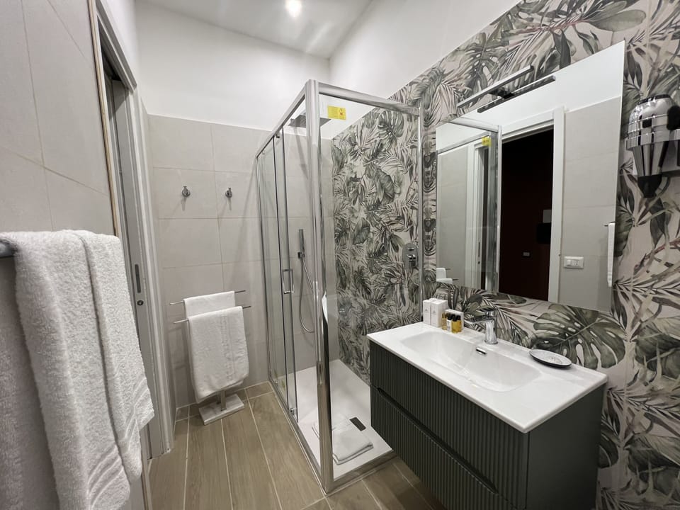 Deluxe Room | Minibar, in-room safe, desk, free WiFi