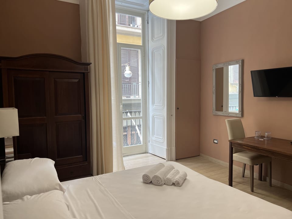 Classic Room | Minibar, in-room safe, desk, free WiFi