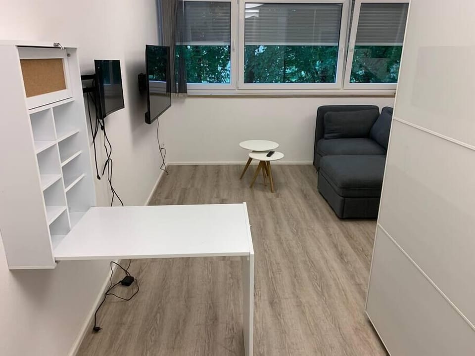 Arbeitstisch, kann auf- und zugeklappt werden. Zweiter Monitor für den Arbeitstisch vorhanden.