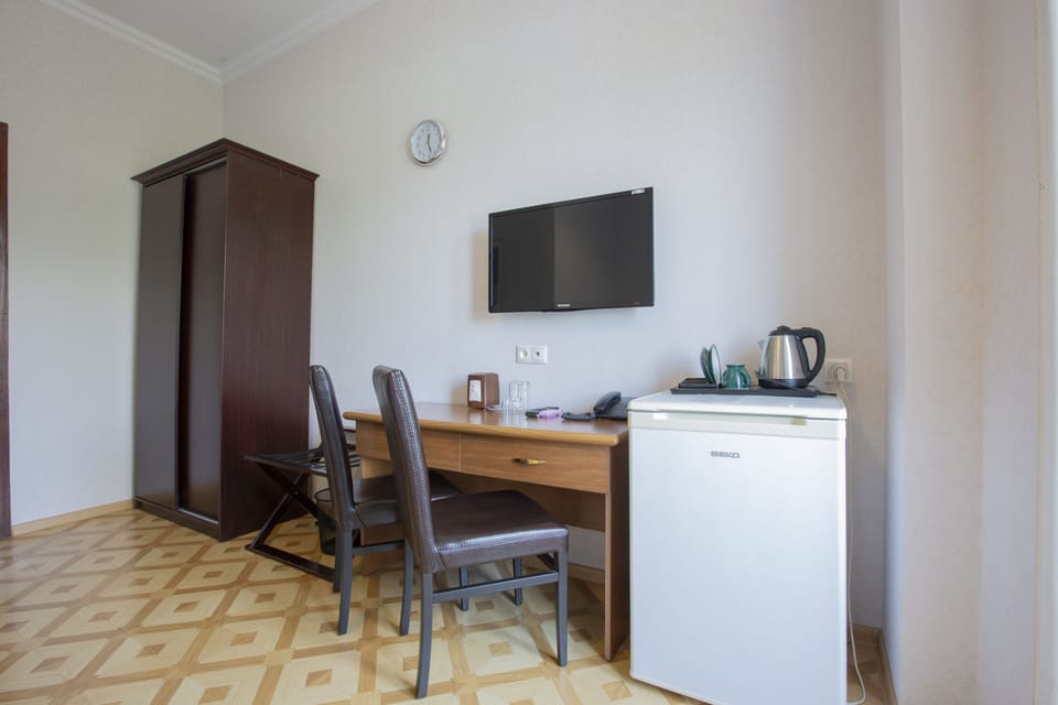 Standard Single Room | In-room safe, desk, blackout drapes, iron/ironing board