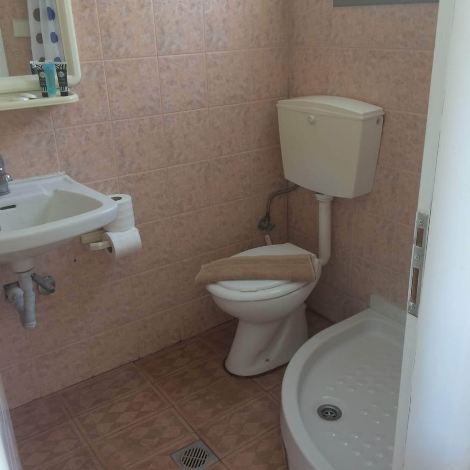Basic Studio, 2 Twin Beds, Balcony, Sea View | Bathroom | Free toiletries