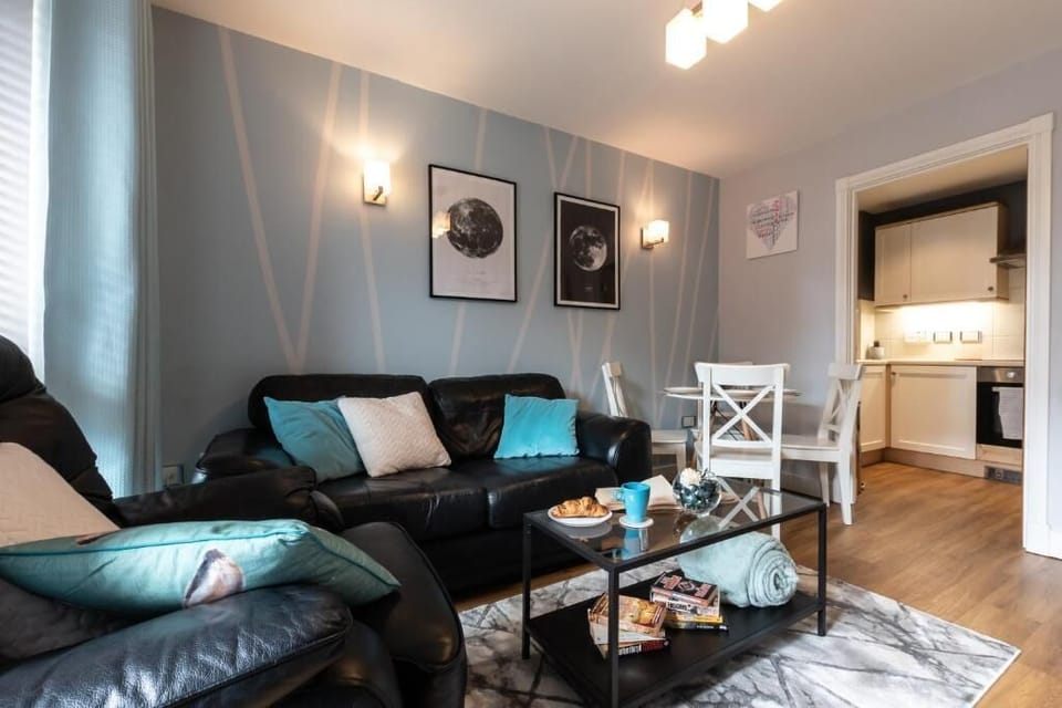 Apartment | Living area | 42-inch Smart TV with satellite channels, TV, Netflix