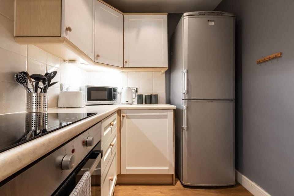Apartment | Private kitchen | Fridge, microwave, oven, stovetop