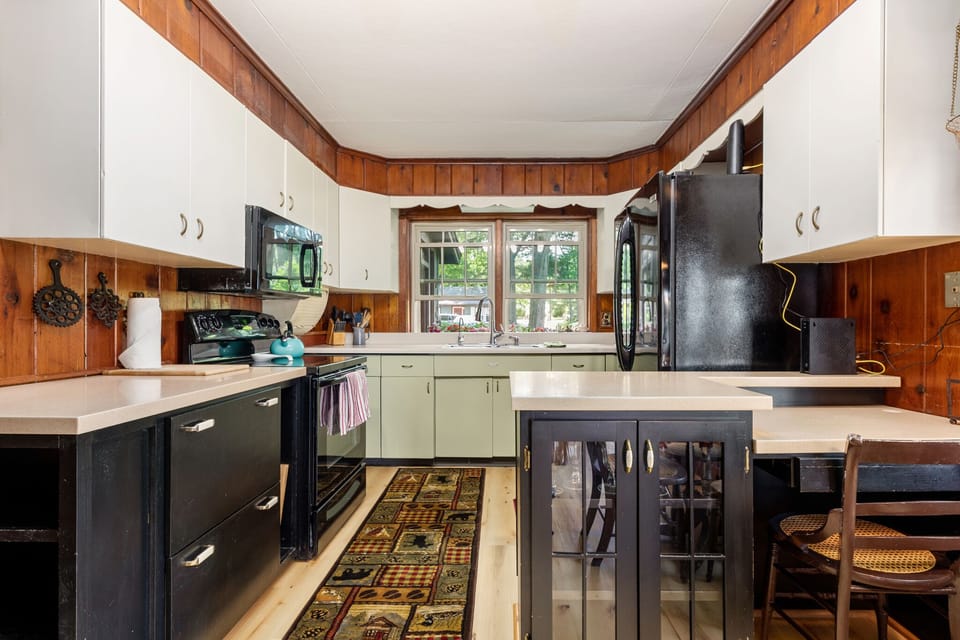 Savor meals together with lake views and a well-stocked kitchen.
