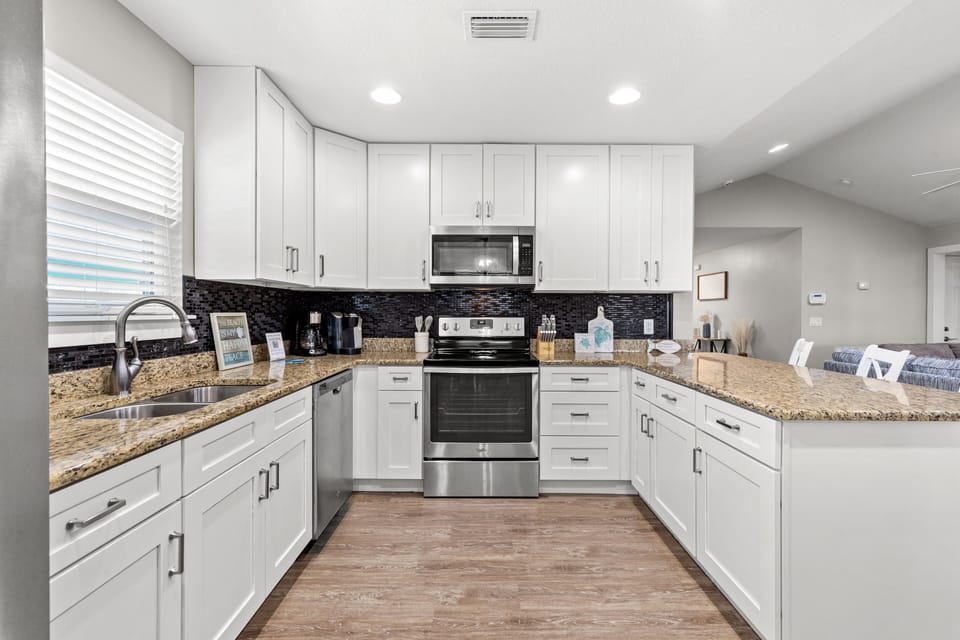 House, Multiple Beds, Hot Tub, Garden View | Private kitchen | Fridge, microwave, oven, stovetop