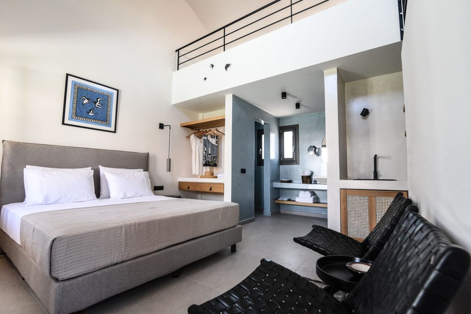 Premium Suite | 1 bedroom, in-room safe, soundproofing, iron/ironing board