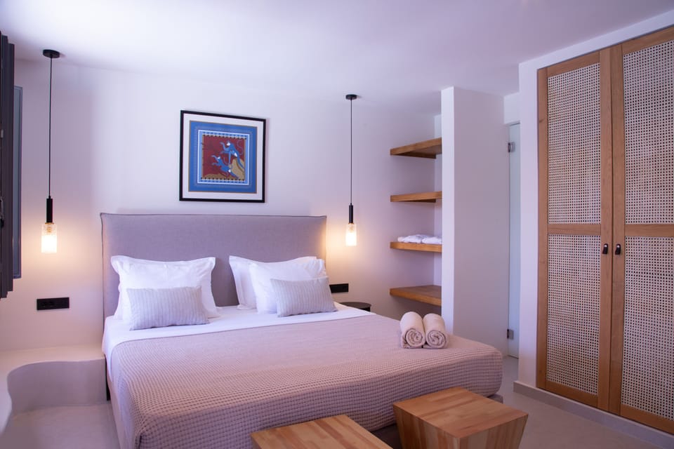 Premium Suite | 1 bedroom, in-room safe, soundproofing, iron/ironing board
