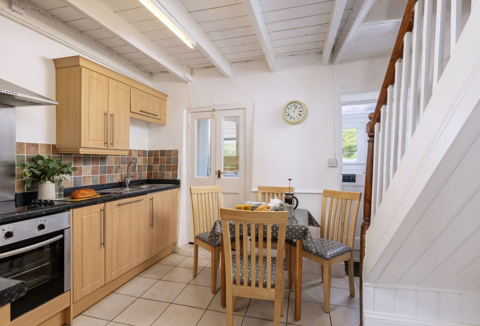 Rosie's Cottage, Mousehole: Well equipped kitchen with electric oven and hob, fridge/freezer, microwave and dining table for four.