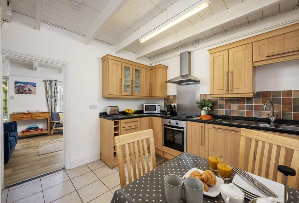 Rosie's Cottage, Mousehole: Well equipped kitchen with electric oven and hob, fridge/freezer, microwave and dining table for four.