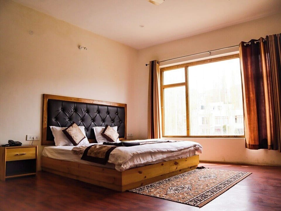 Deluxe Room, Mountain View | City view
