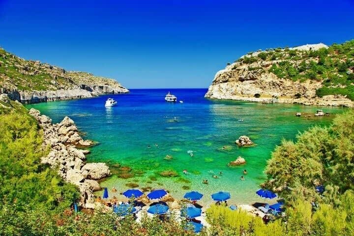 Discover crystal-clear beaches nearby – local guide

