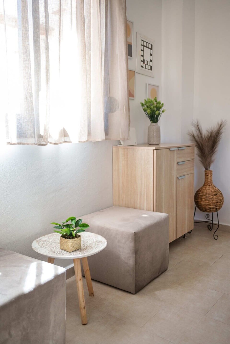 Minimal decorative accents and natural tones

