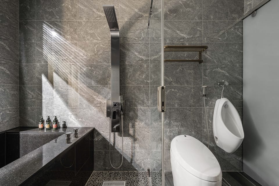 Elite Double Room, 1 Queen Bed, Non Smoking, Ensuite | Bathroom | Designer toiletries, hair dryer, slippers, toilet paper