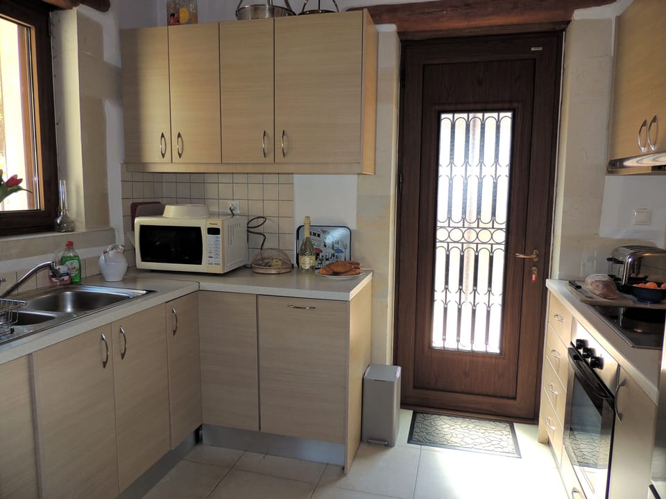 23 The Buoys kitchen and door to rear terrace.