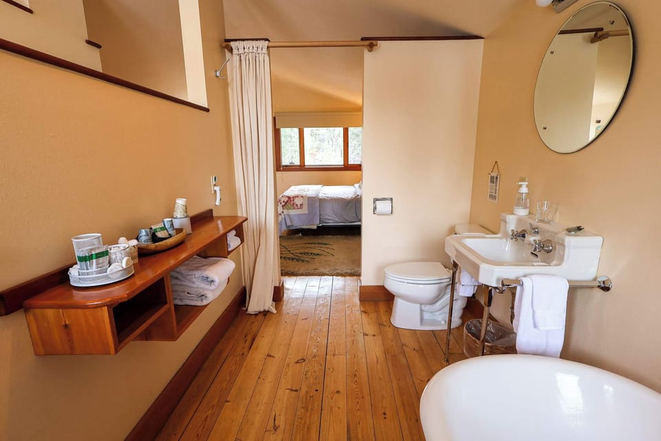 Main bedroom, open plan bathroom 
