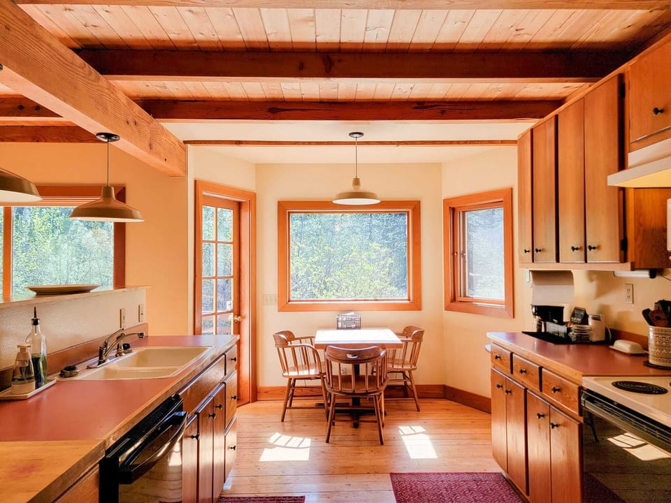 Kitchen and breakfast nook