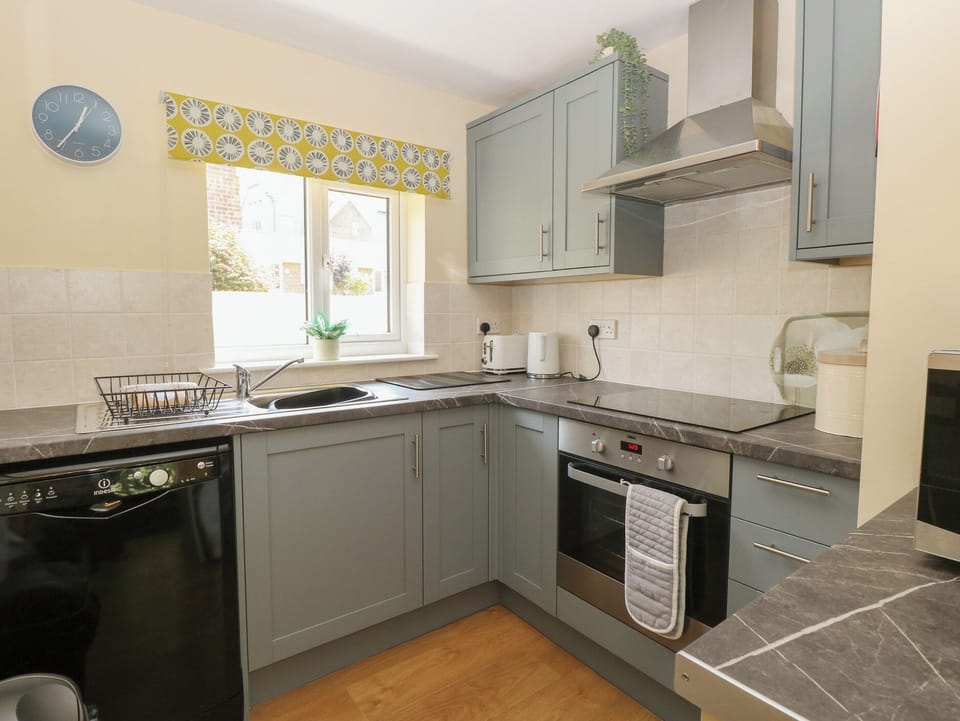 Cottage | Private kitchen | Fridge, dishwasher, electric kettle, toaster