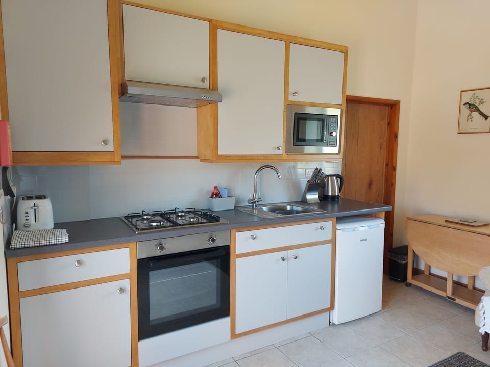 Cottage | Private kitchen | Fridge, electric kettle, toaster, cookware/dishes/utensils