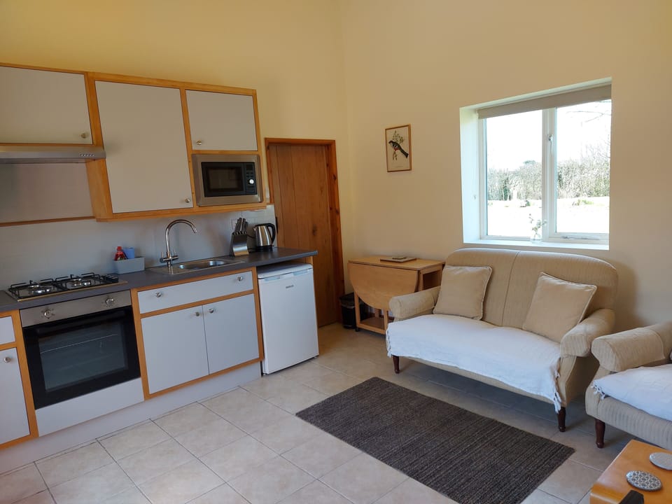 Cottage | Private kitchen | Fridge, electric kettle, toaster, cookware/dishes/utensils