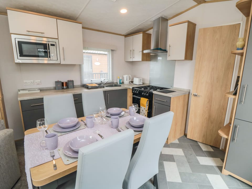 Fridge, cookware/dishes/utensils