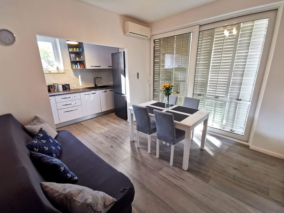Family Apartment | Living area | 80-cm LCD TV with digital channels, TV, heated floors