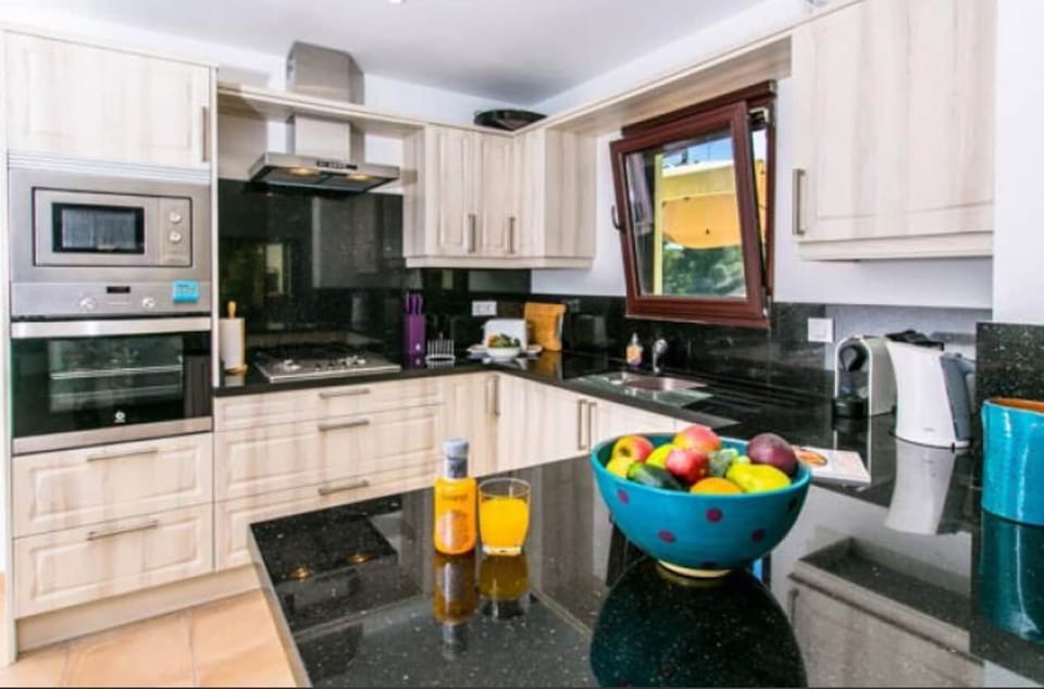 Villa El Barranco Fully fitted Kitchen with granite worktops