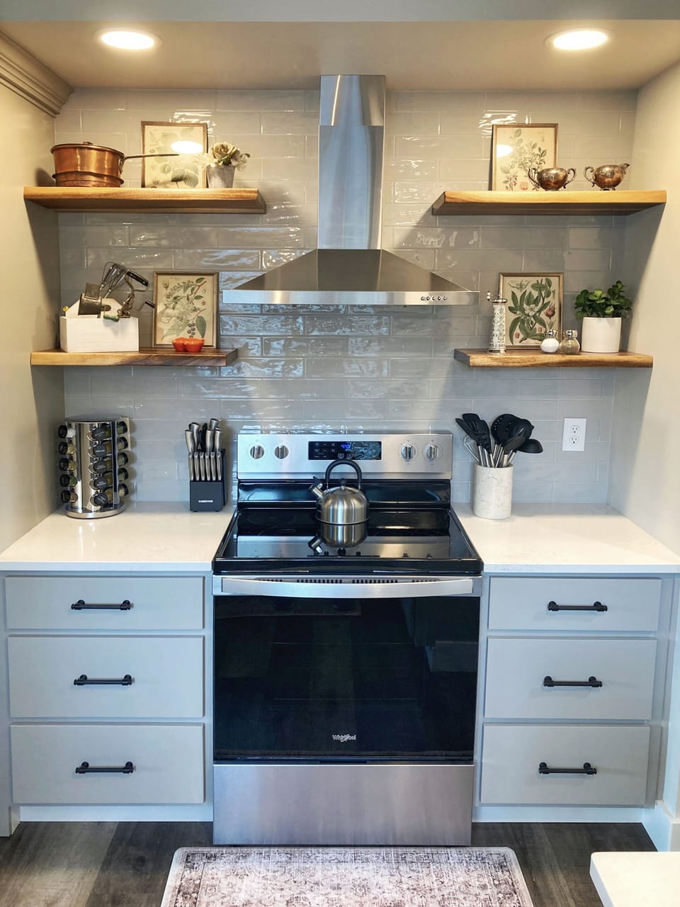 Very well-stocked kitchen makes for easy cooking in!