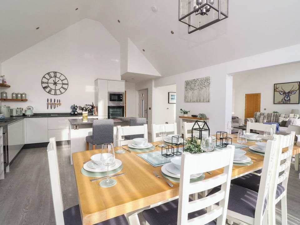 Cottage | Dining