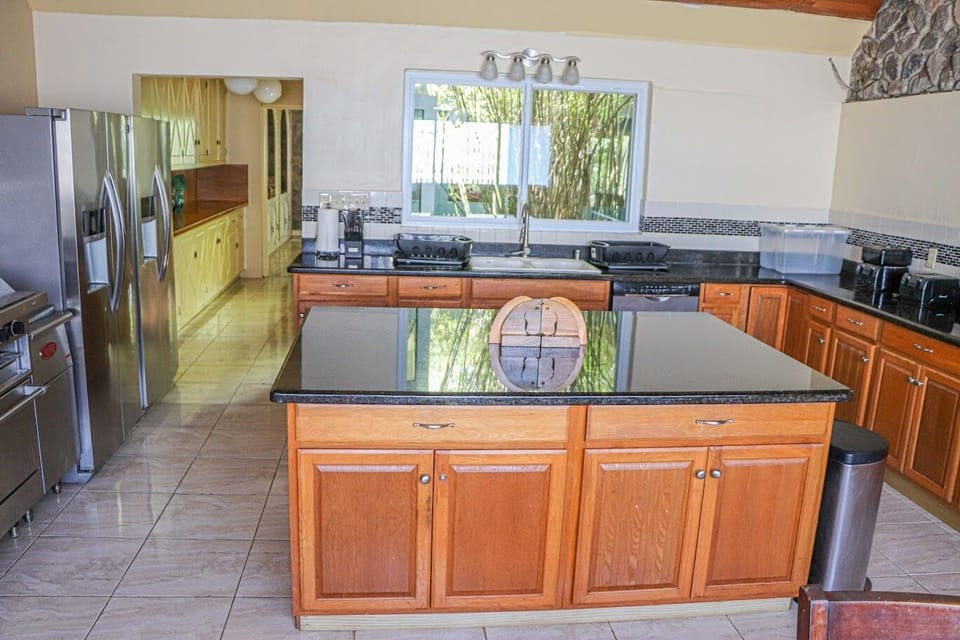 Executive Villa | Private kitchen | Full-size fridge, microwave, oven, stovetop