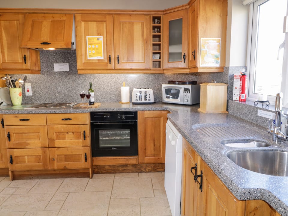 Dishwasher, electric kettle, toaster, cookware/dishes/utensils