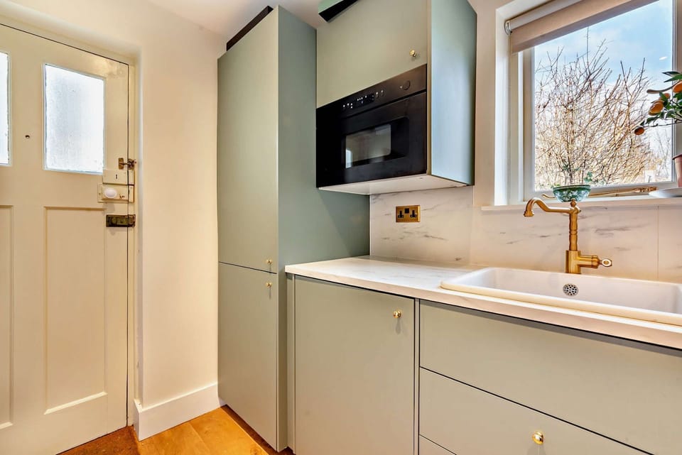 Bea's Cottage Kitchen - StayCotswold
