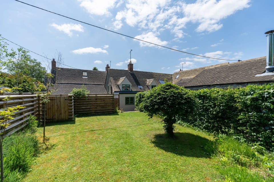 Bea's Cottage Garden - StayCotswold
