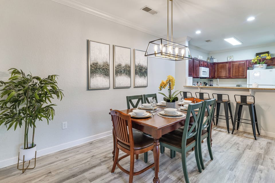 Dining Area | Dishware/Flatware Provided