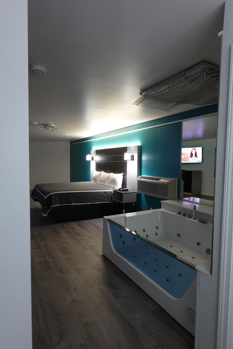 Executive Studio Suite, 1 King Bed, Non Smoking, Ground Floor | Down comforters, desk, soundproofing, iron/ironing board
