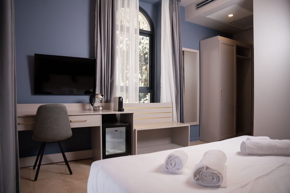 Minibar, desk, laptop workspace, free WiFi
