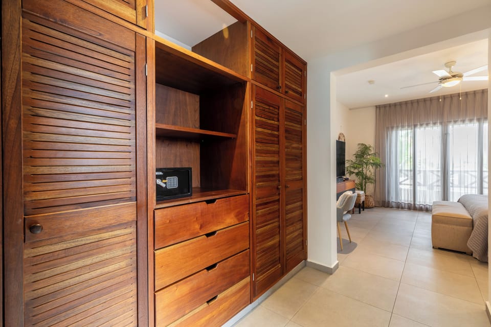 CLOSET BEDROOM