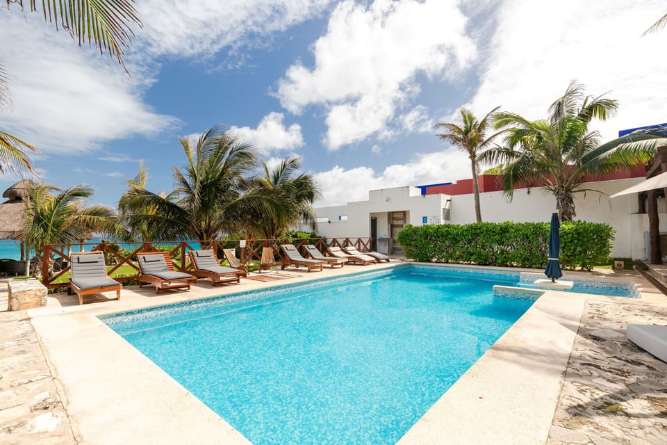 POOL WITH SUNCHAIRS