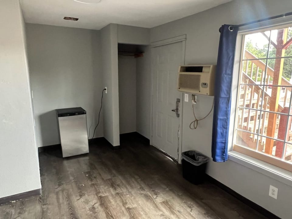 Basic Room | Desk, laptop workspace, free WiFi