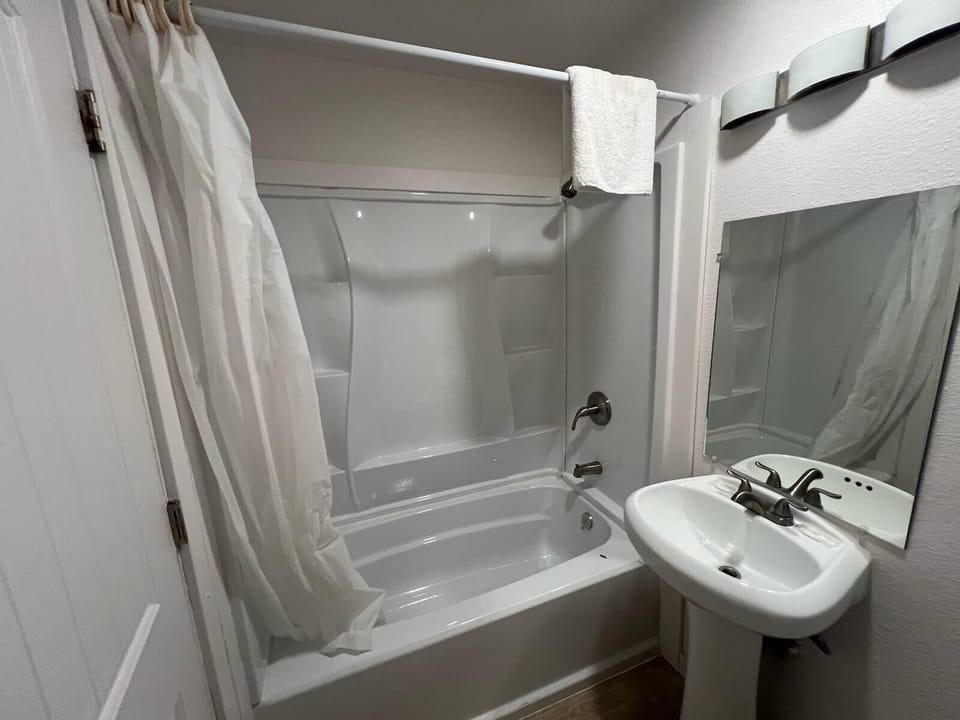 Basic Room | Bathroom | Towels, soap, toilet paper