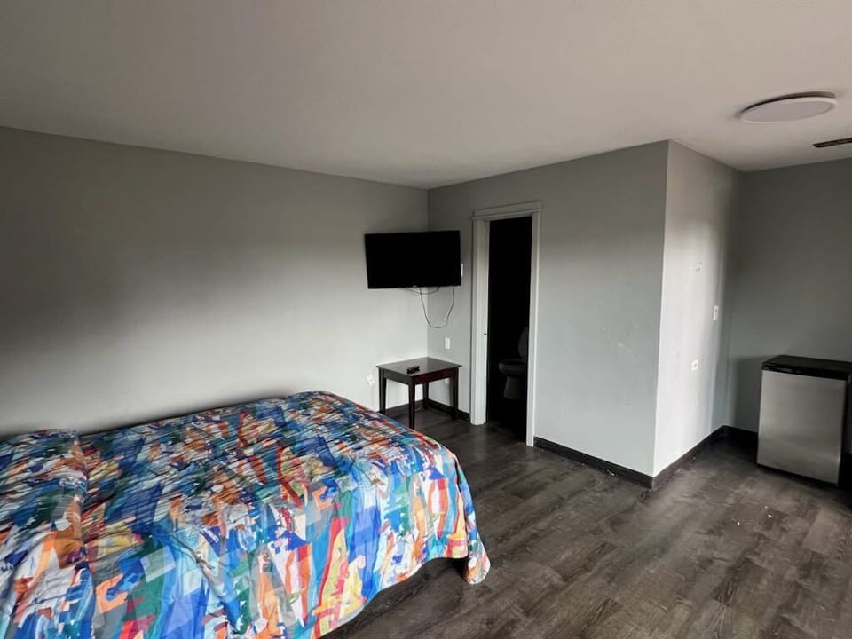 Basic Room | Desk, laptop workspace, free WiFi