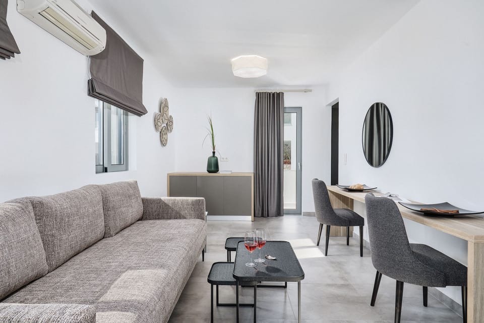Quattro Suite | Living area | 32-inch Smart TV with satellite channels, TV