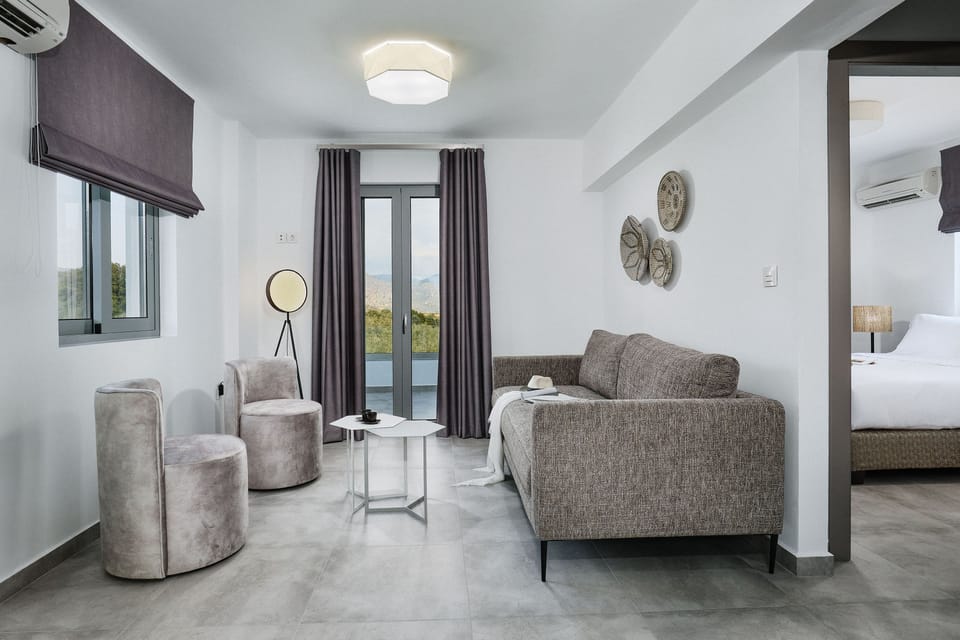 Quattro Suite | Living area | 32-inch Smart TV with satellite channels, TV