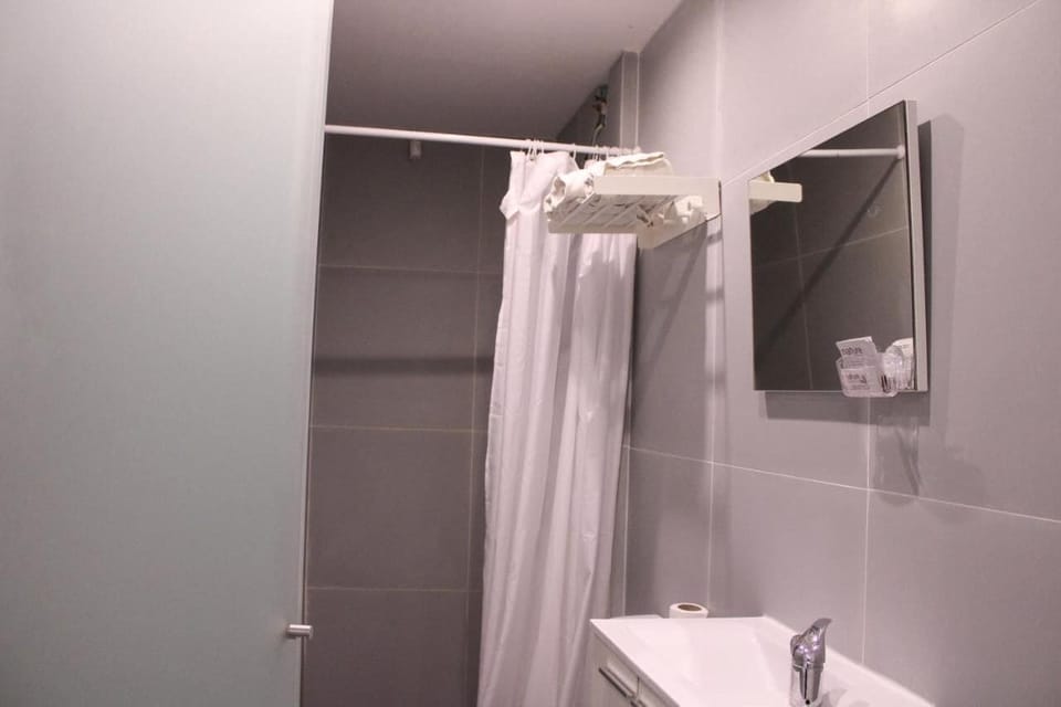 Standard Quadruple Room | Bathroom | Shower, free toiletries, hair dryer, towels