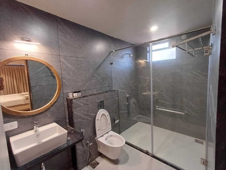 Deluxe Room | Bathroom | Shower, rainfall showerhead, hair dryer, slippers