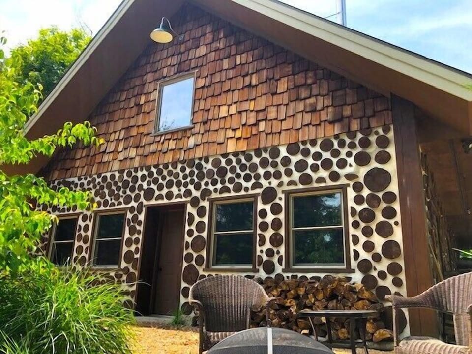 Front Entrance - Sitting Area and Front Entrance to Cabin