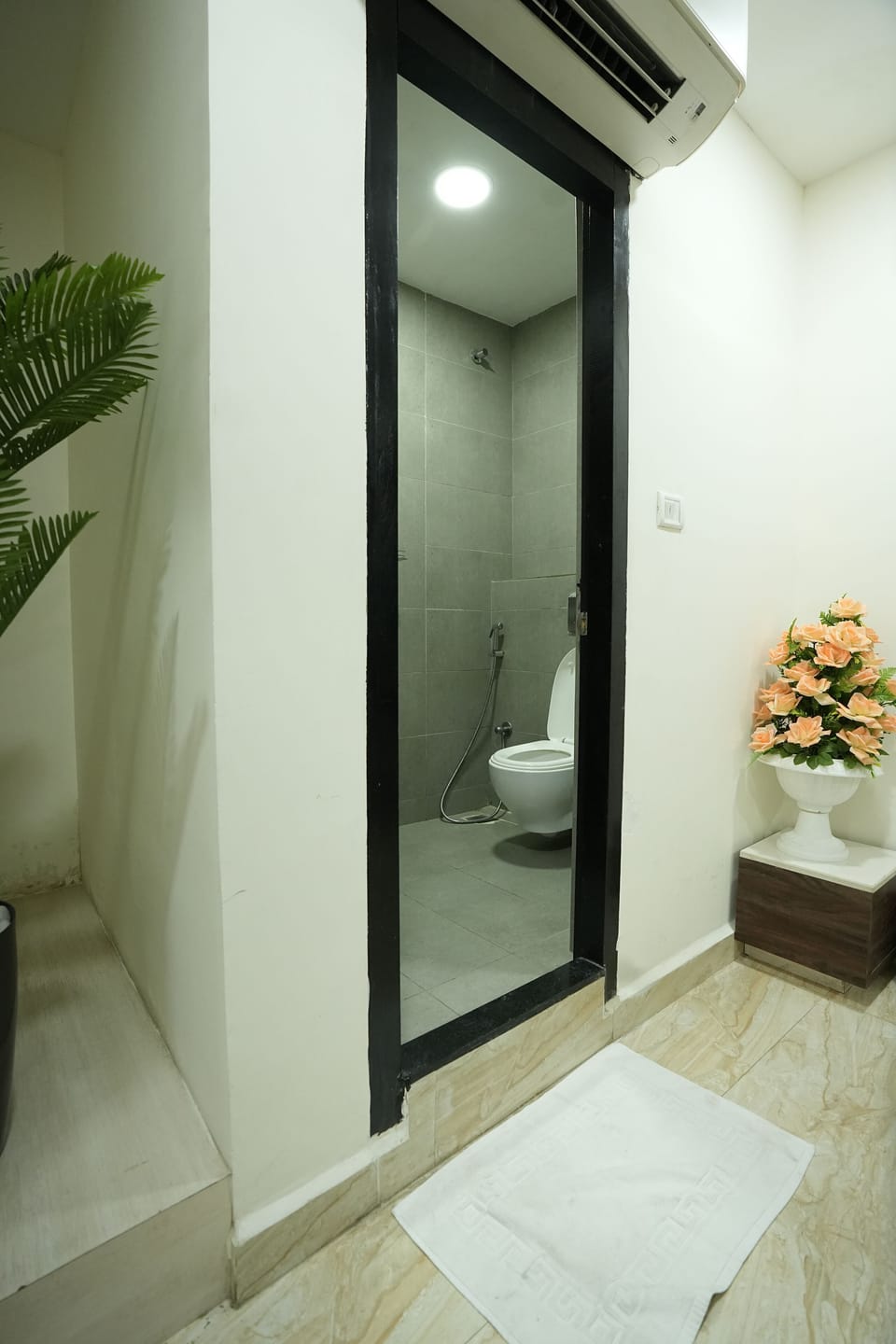 Family Suite | Bathroom | Slippers, towels, soap, shampoo