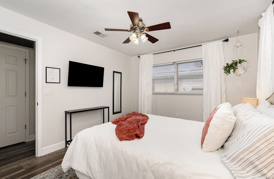 queen bedroom