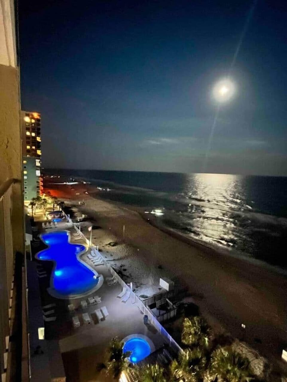 Every minute the pool light changes color -  blue, red, purple, green. It is a beautiful effect.