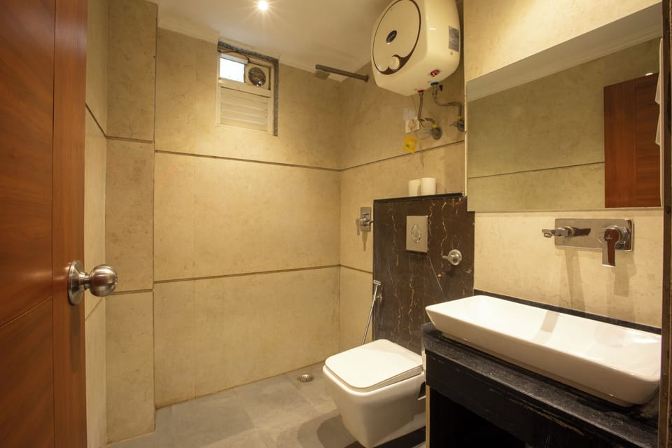 Deluxe Room, 1 King Bed, Private Bathroom | Bathroom | Shower, rainfall showerhead, free toiletries, hair dryer
